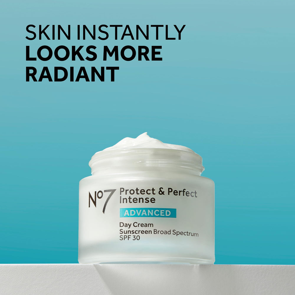 Texture onctueuse de No7 Protect & Perfect prête à l’application sur la peau.