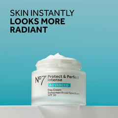 Texture onctueuse de No7 Protect & Perfect prête à l’application sur la peau.