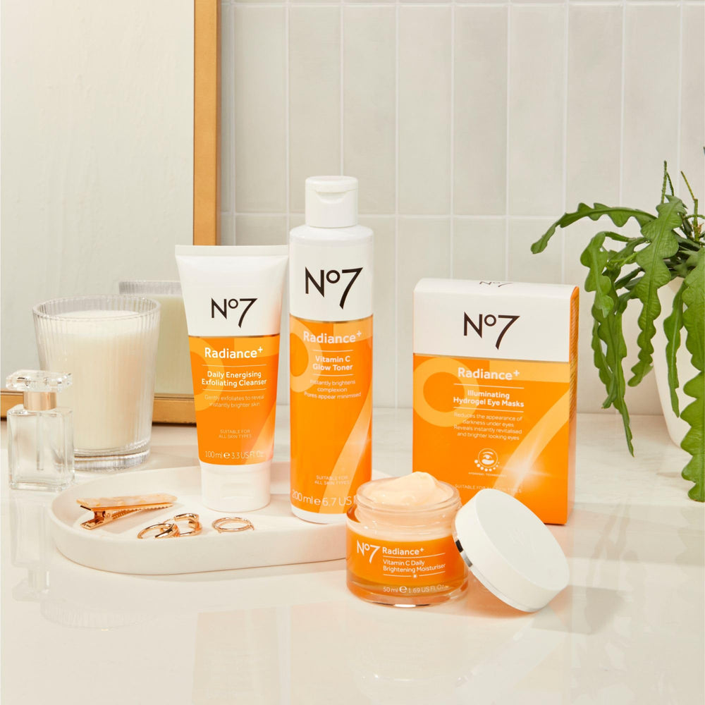 No7 Radiance+ format 15 ml pratique pour le sac à main