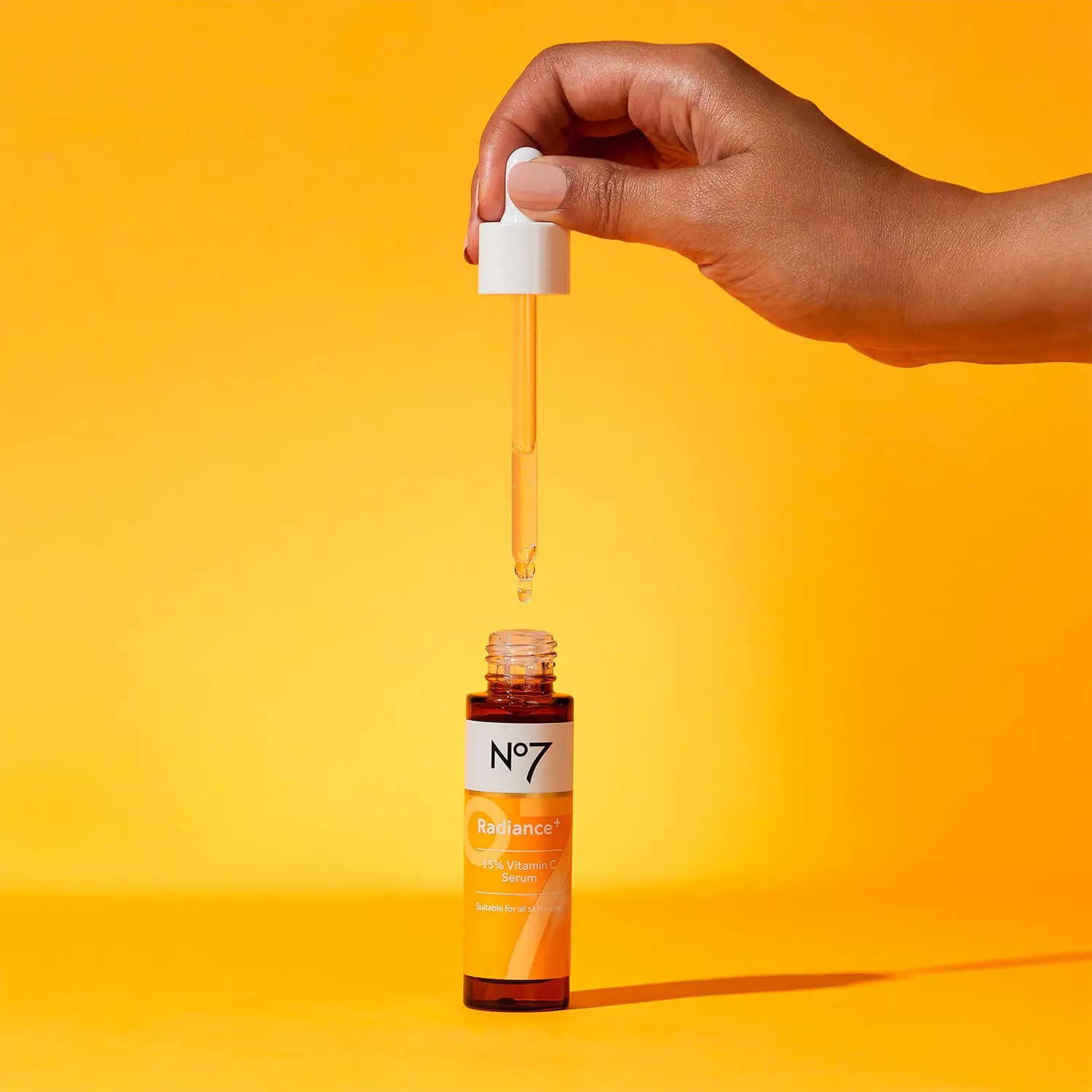15% vitamine C No7 Radiance+ pour un teint plus vivant.