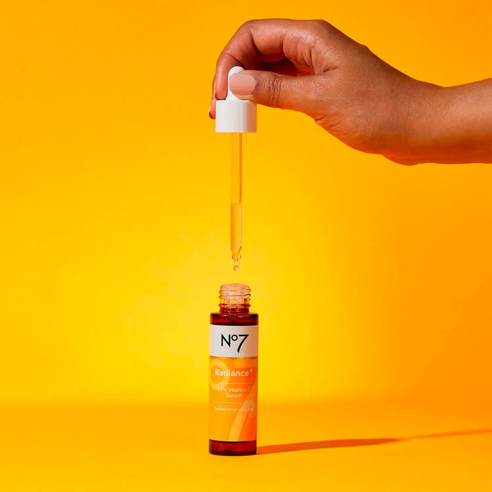 15% vitamine C No7 Radiance+ pour un teint plus vivant.