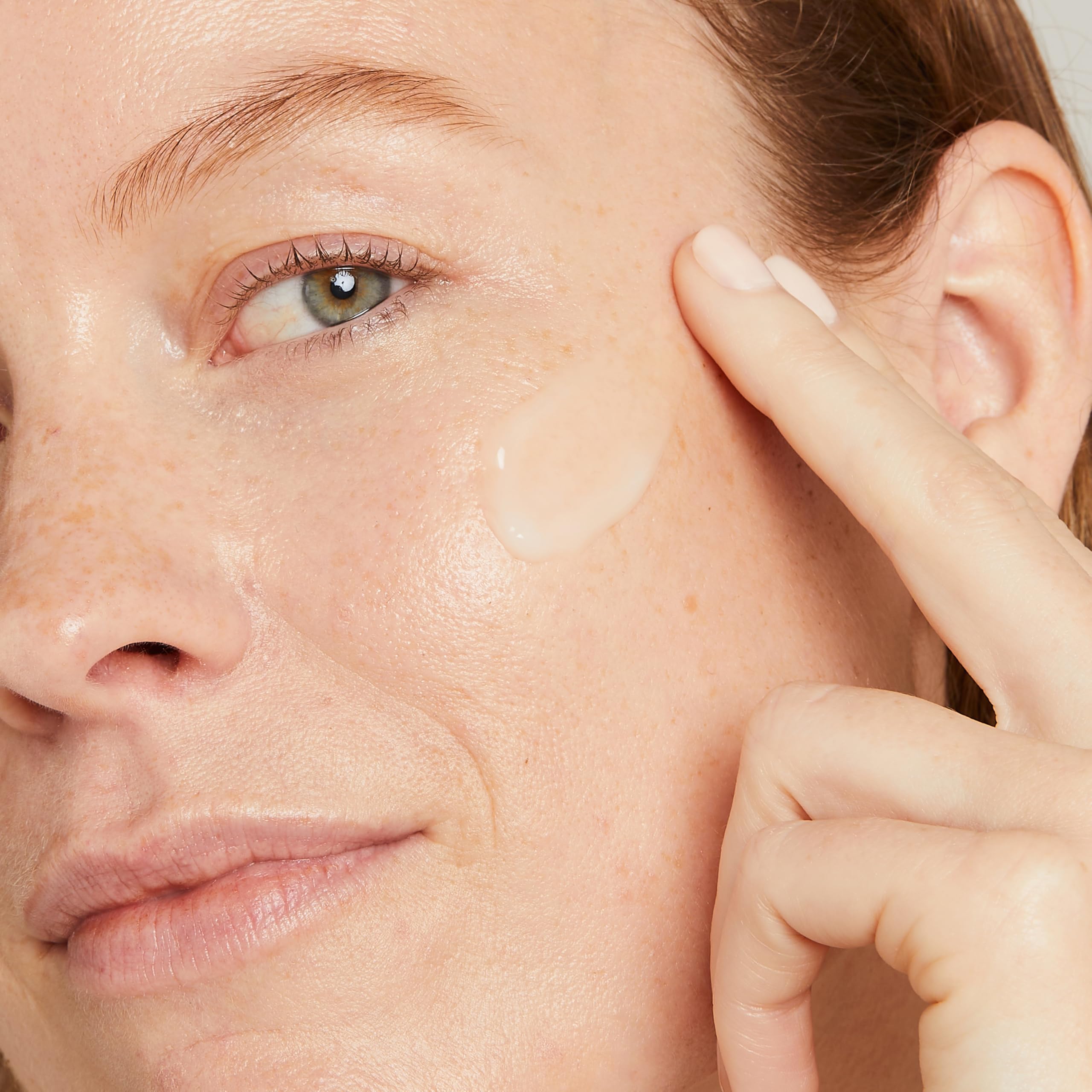 Sérum No7 appliqué sur le visage apporte hydratation et éclat