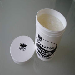 Black et White Pluko Pomade, finition naturelle et cheveux contrôlés.