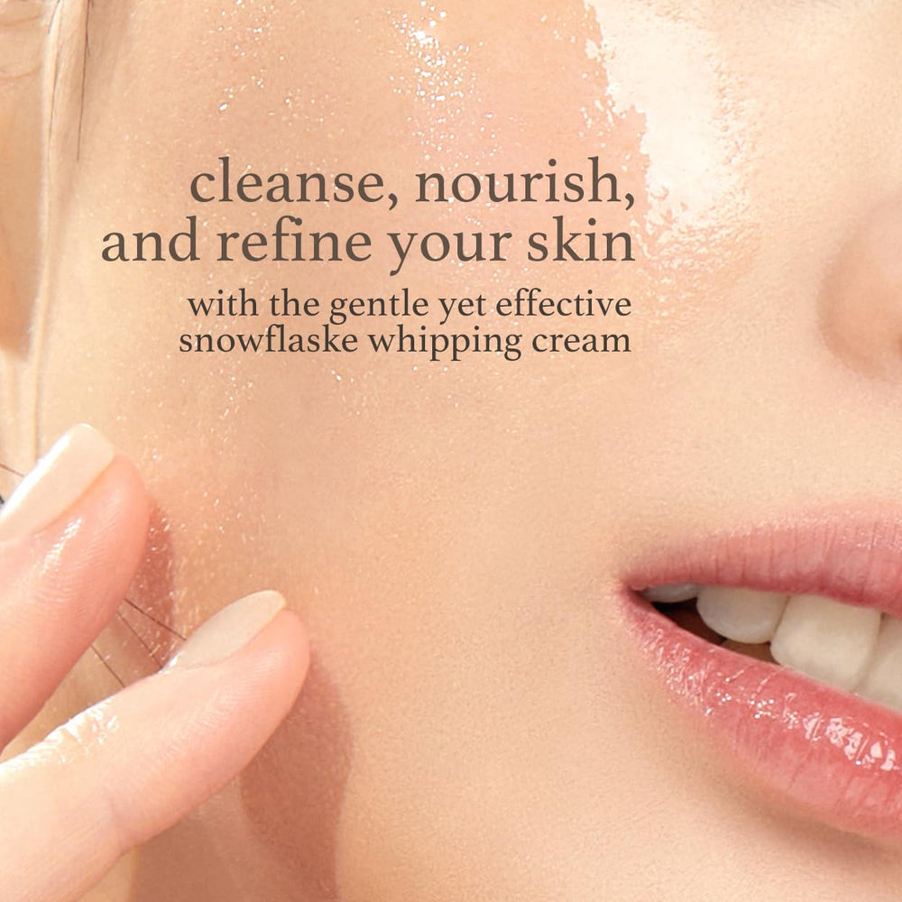 NOONI Snowflake Whipping Cleanser – application douce sur visage et cou.