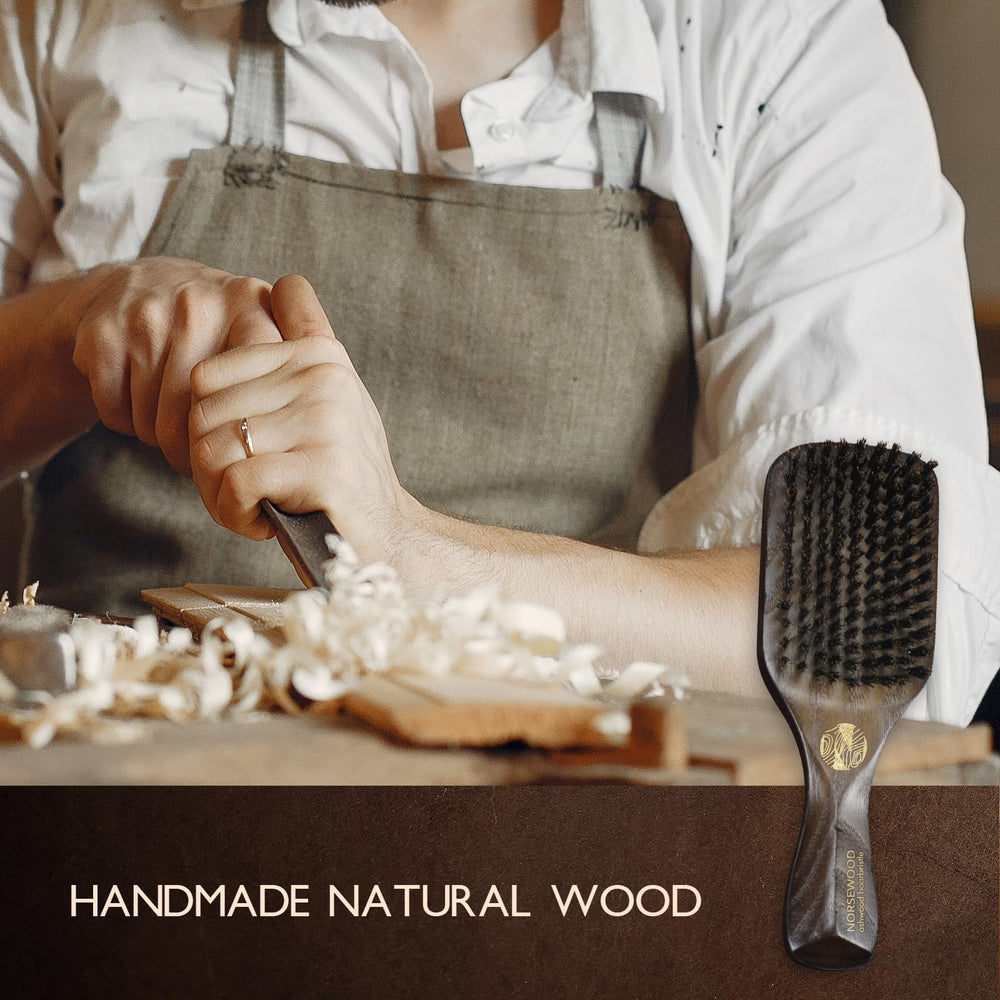 Détourage et lissage avec la brosse Norsewood, poils rigides visibles.