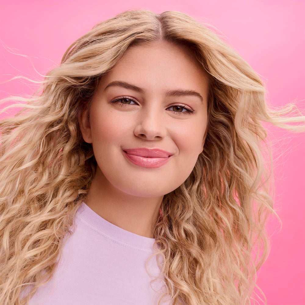 Not Your Mother's Beach Babe Sea Salt Spray cheveux couleur et texture naturelle.
