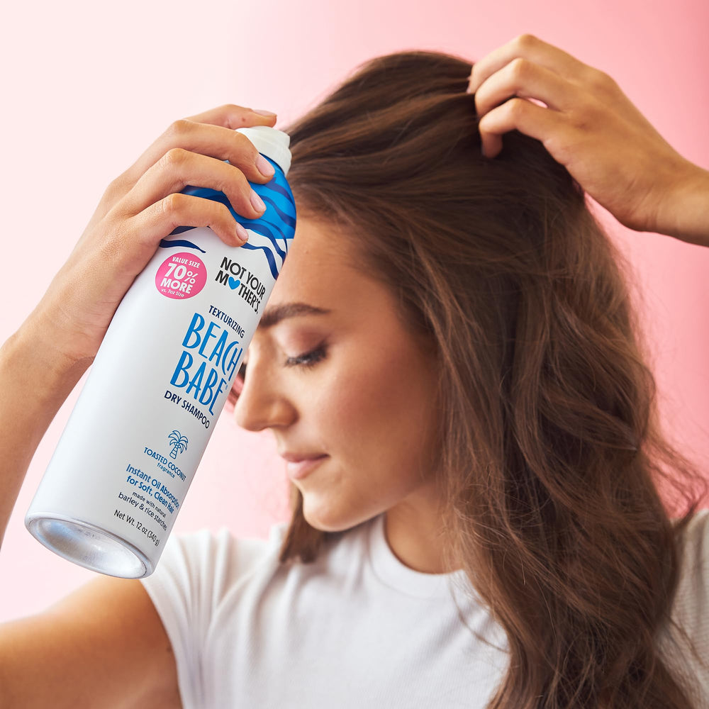 Parfum coco torréfié du shampooing sec Beach Babe rafraîchissant les cheveux.