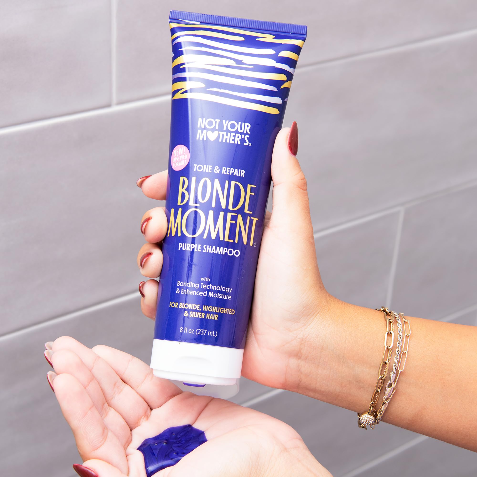 Après-shampoing Blonde Moment, flacon violet, hydratation et brillance des cheveux.