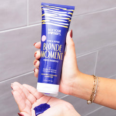 Après-shampoing Blonde Moment, flacon violet, hydratation et brillance des cheveux.