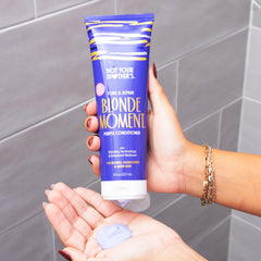 Shampoing Blonde Moment avec parfum floral et pigments violets pour neutralisation.