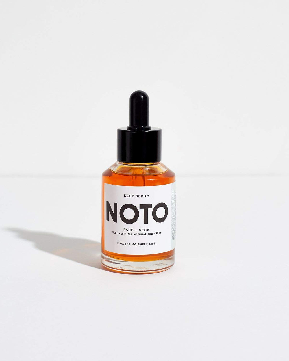NOTO Botanics Sérum Profond Naturel — détail visage et absorption rapide.