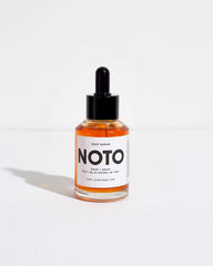 NOTO Botanics Sérum Profond Naturel — détail visage et absorption rapide.