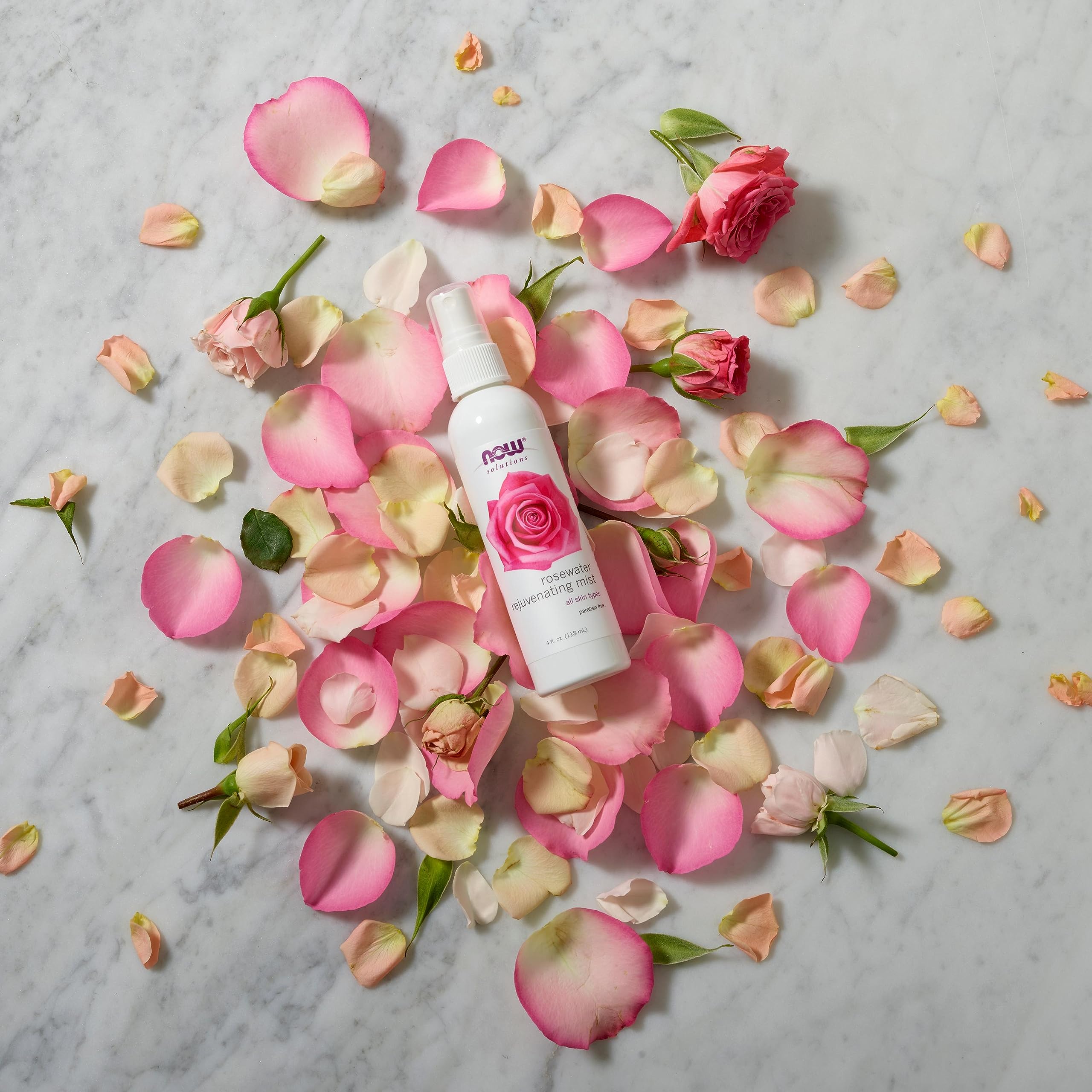 NOW Solutions Rosewater Rejuvenating Mist: ingrédients naturels dont absolue de rose pour peau sensible.