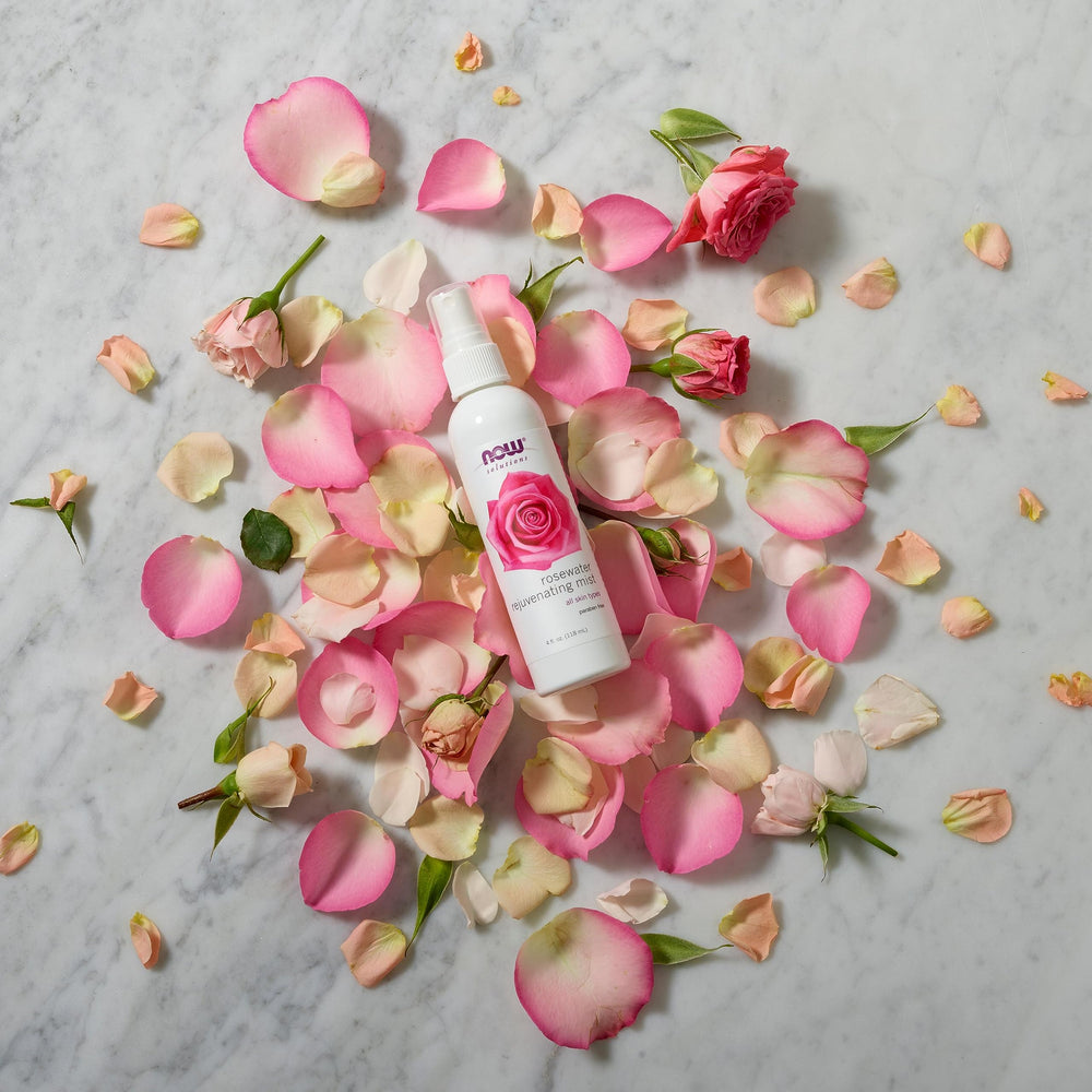 NOW Solutions Rosewater Rejuvenating Mist: ingrédients naturels dont absolue de rose pour peau sensible.