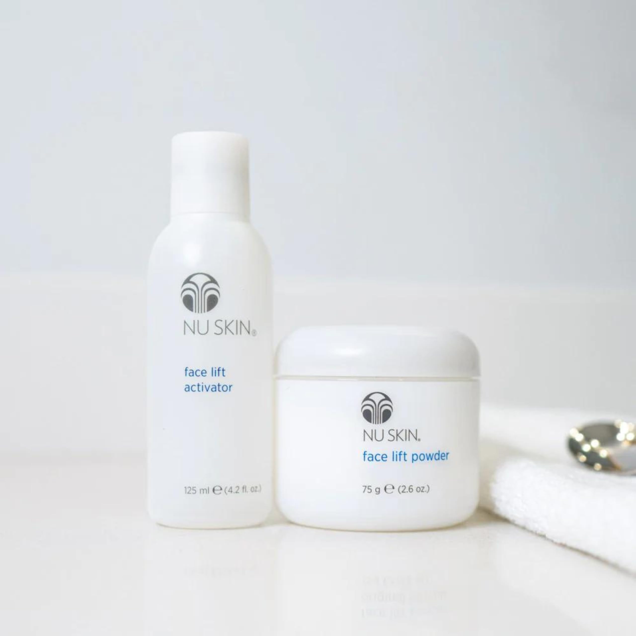 Nu Skin Face Lift avec Activateur, utilisation quotidienne facilitant la fermeté du cou et du contour.