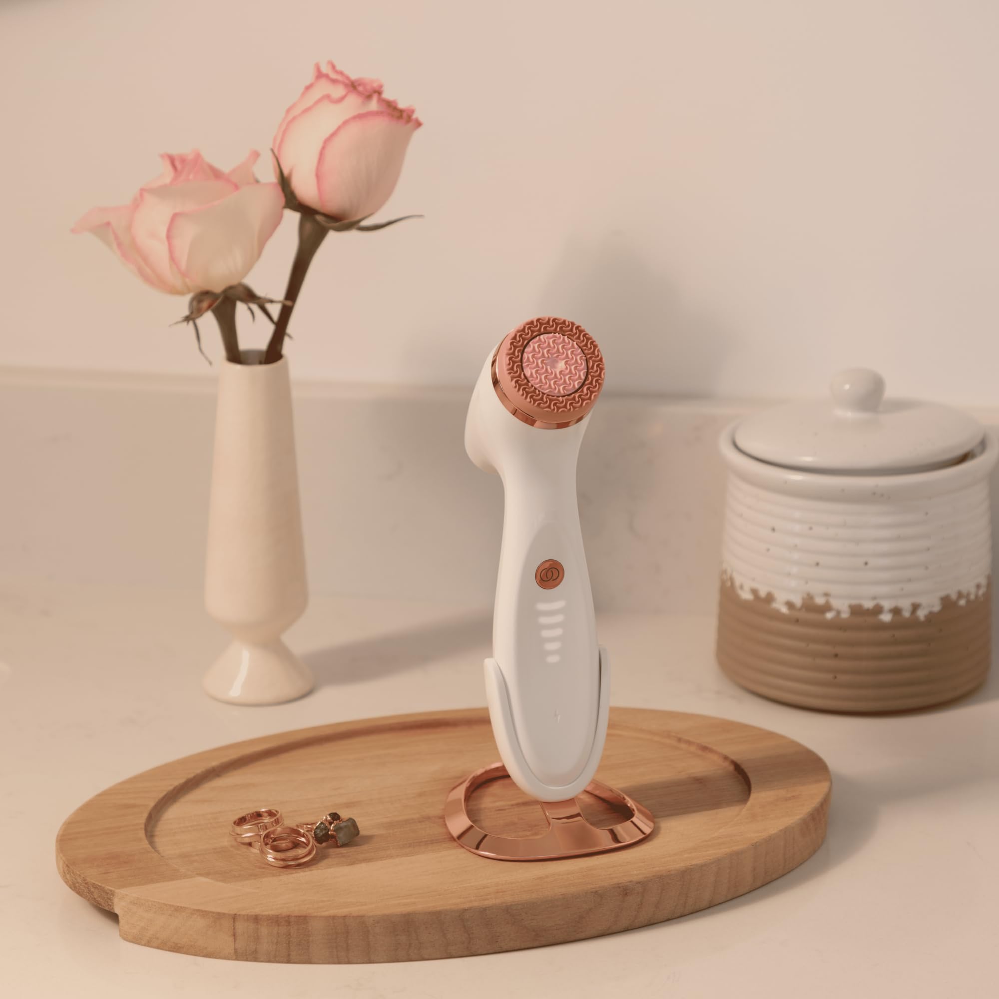 Nu Skin LumiSpa iO Stand – surface lisse et facile à nettoyer pour un look impeccable.