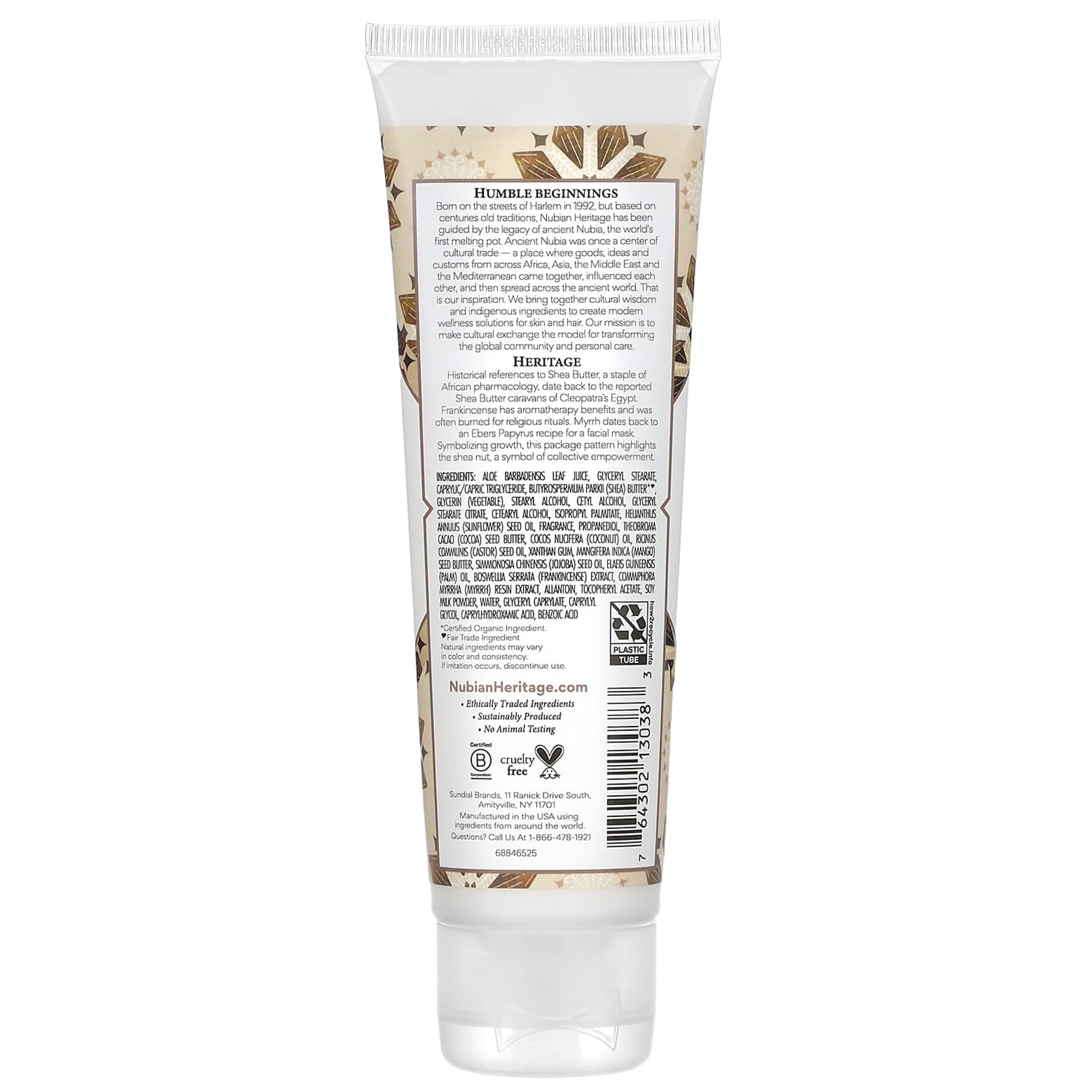 Nubian Heritage Crème mains karité myrrhe en application pour nourrir et adoucir.