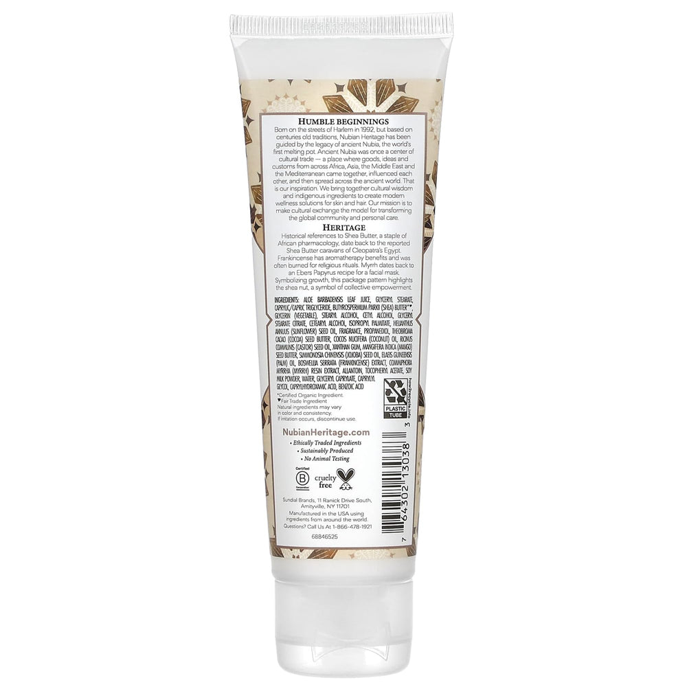 Nubian Heritage Crème mains karité myrrhe en application pour nourrir et adoucir.
