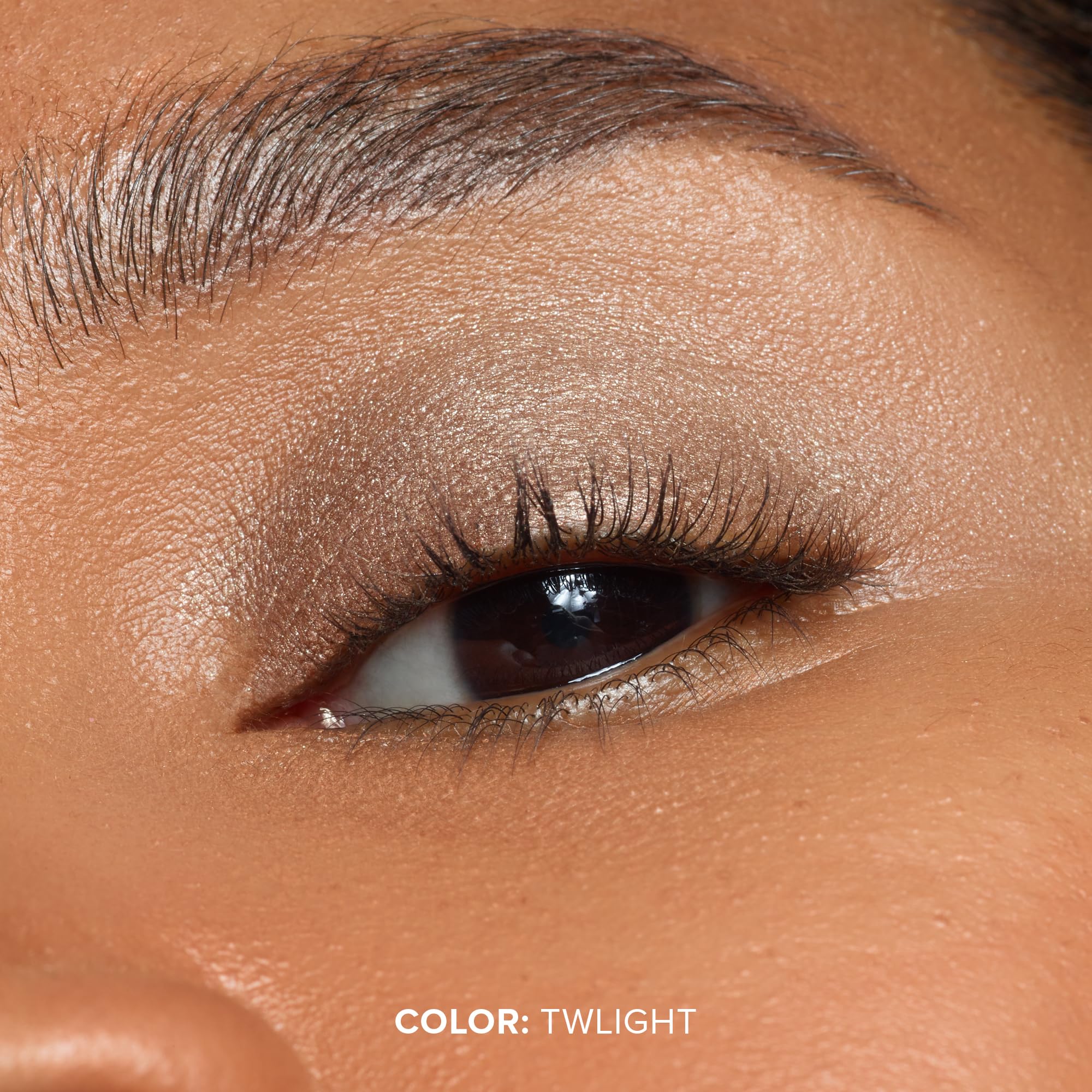 Nudestix Magnetic Luminous Eye Color Crépuscule : application fluide et crémeuse.