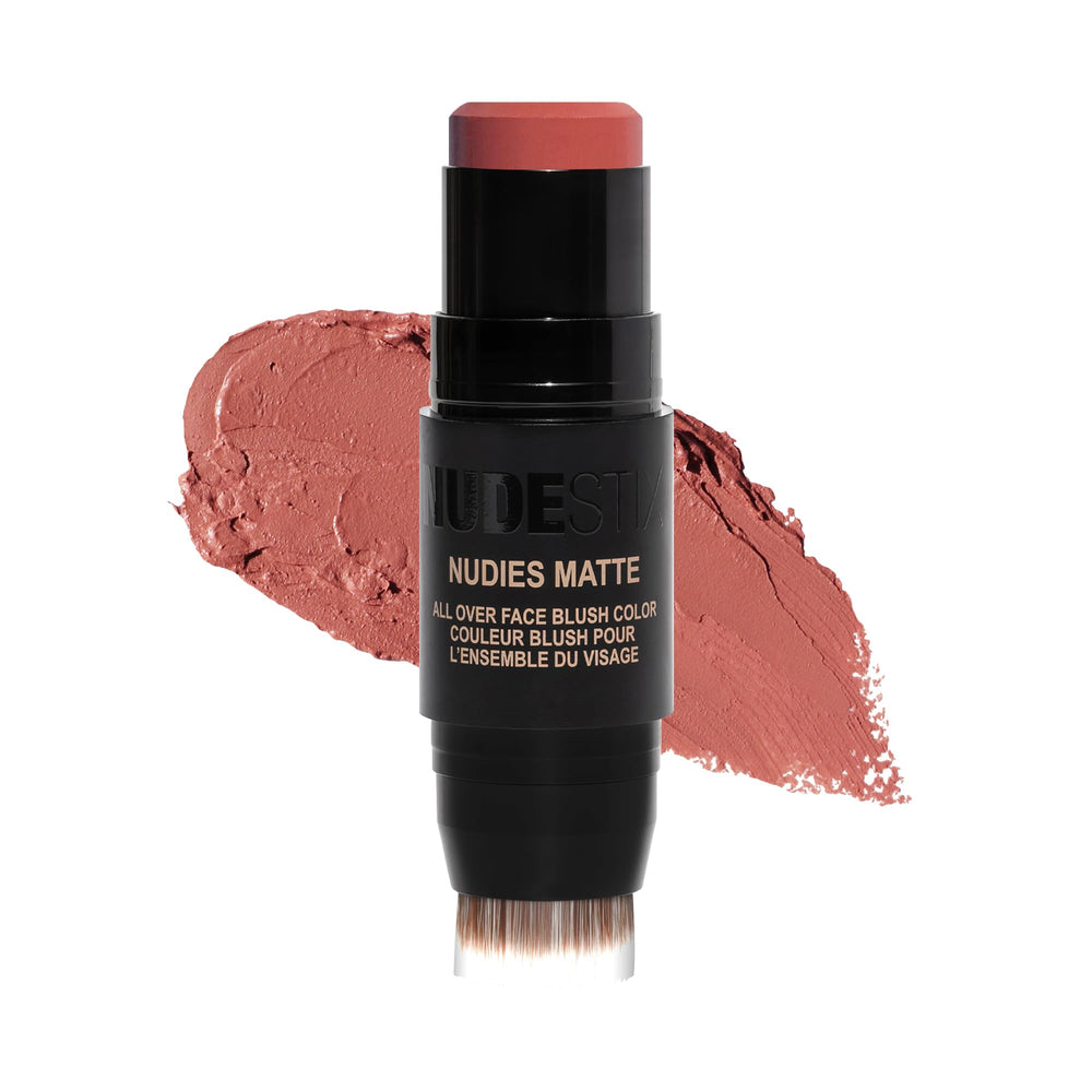 Nudestix Nudies Blush Stick dans sa boîte métallique recyclable prête pour le voyage.