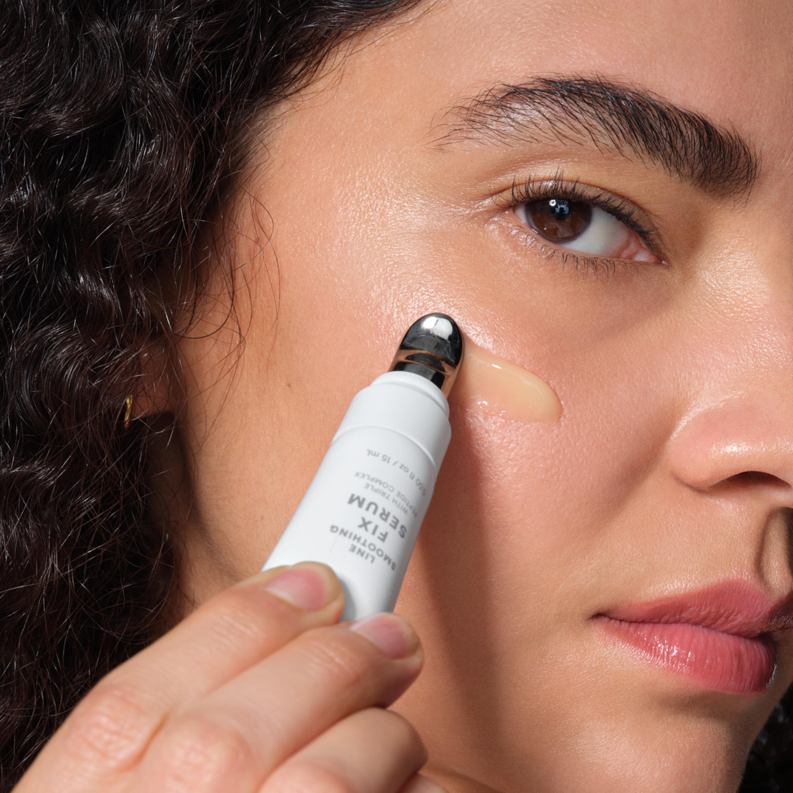 NuFACE FIX Serum appliqué comme masque pour une peau plus lumineuse