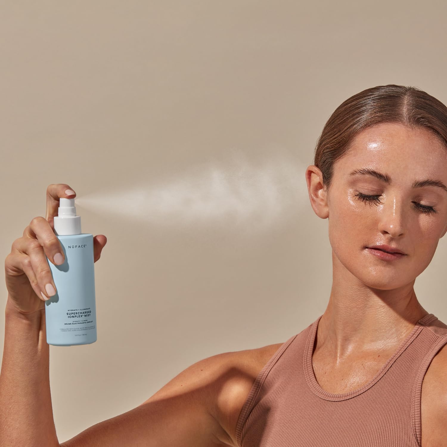 NuFACE ingrédients hyaluronique, niacinamide et ceramides nourrissent et renforcent la barrière.