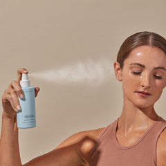 NuFACE ingrédients hyaluronique, niacinamide et ceramides nourrissent et renforcent la barrière.