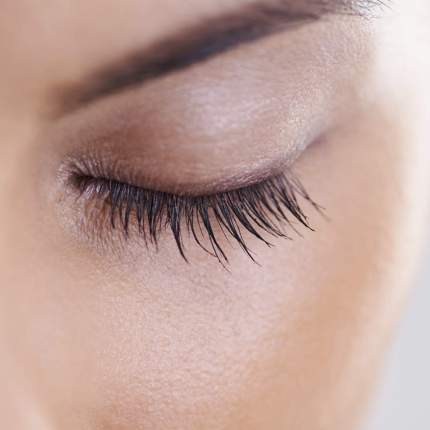 NutraLuxe Améliorateur de Cils – texture légère qui sèche rapidement sur les cils.