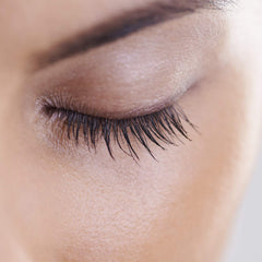 NutraLuxe Améliorateur de Cils – texture légère qui sèche rapidement sur les cils.