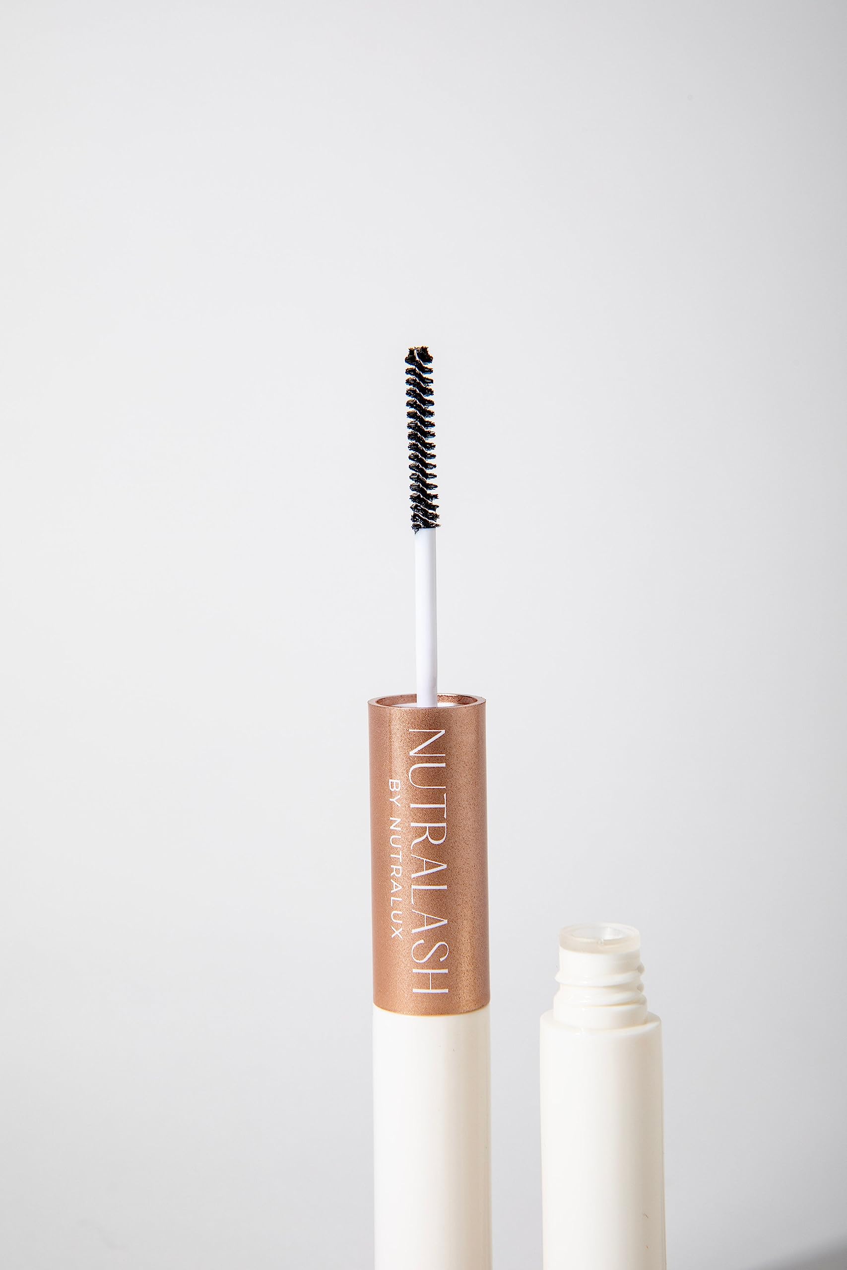Routine quotidienne simple pour nourrir vos cils et sourcils.