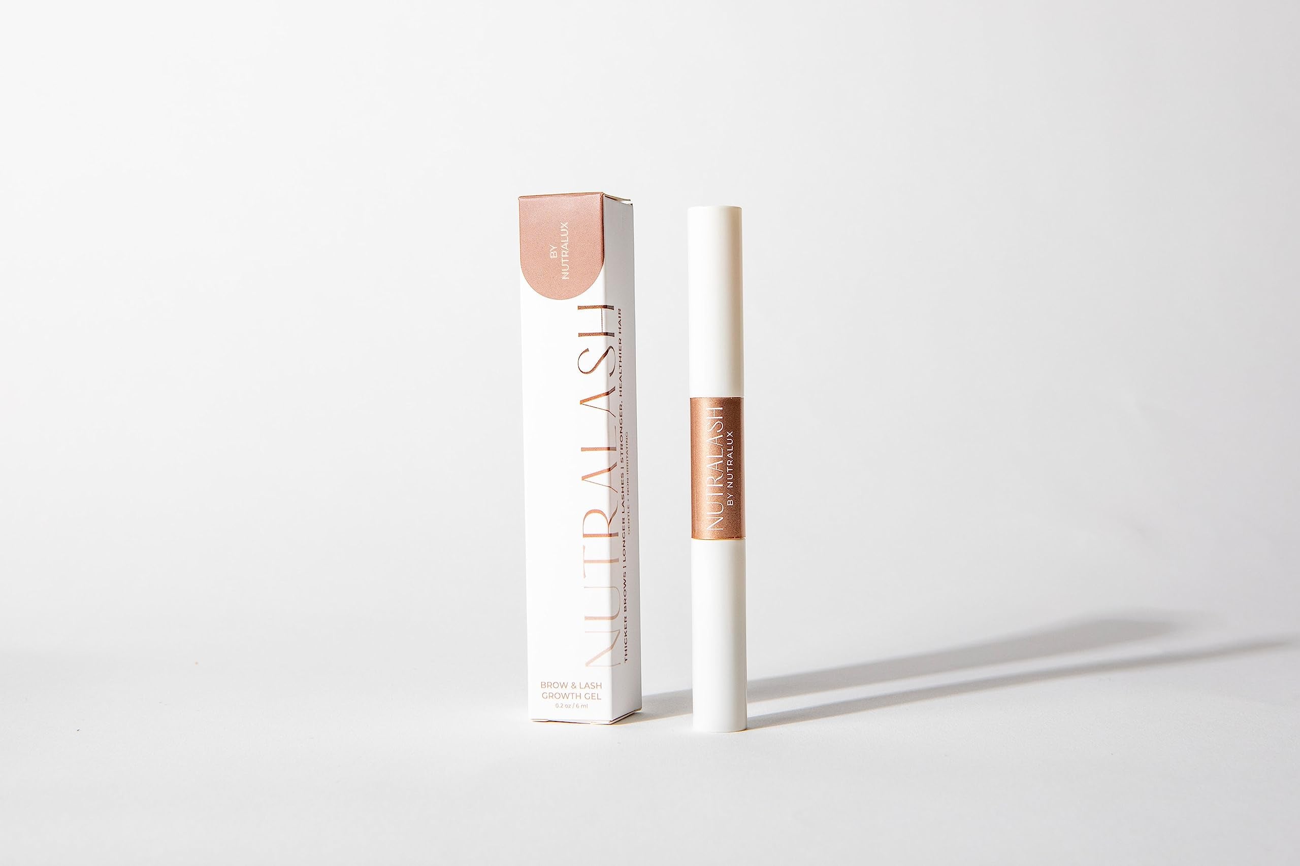 Aspect visuel potentiellement plus fourni des cils et sourcils.