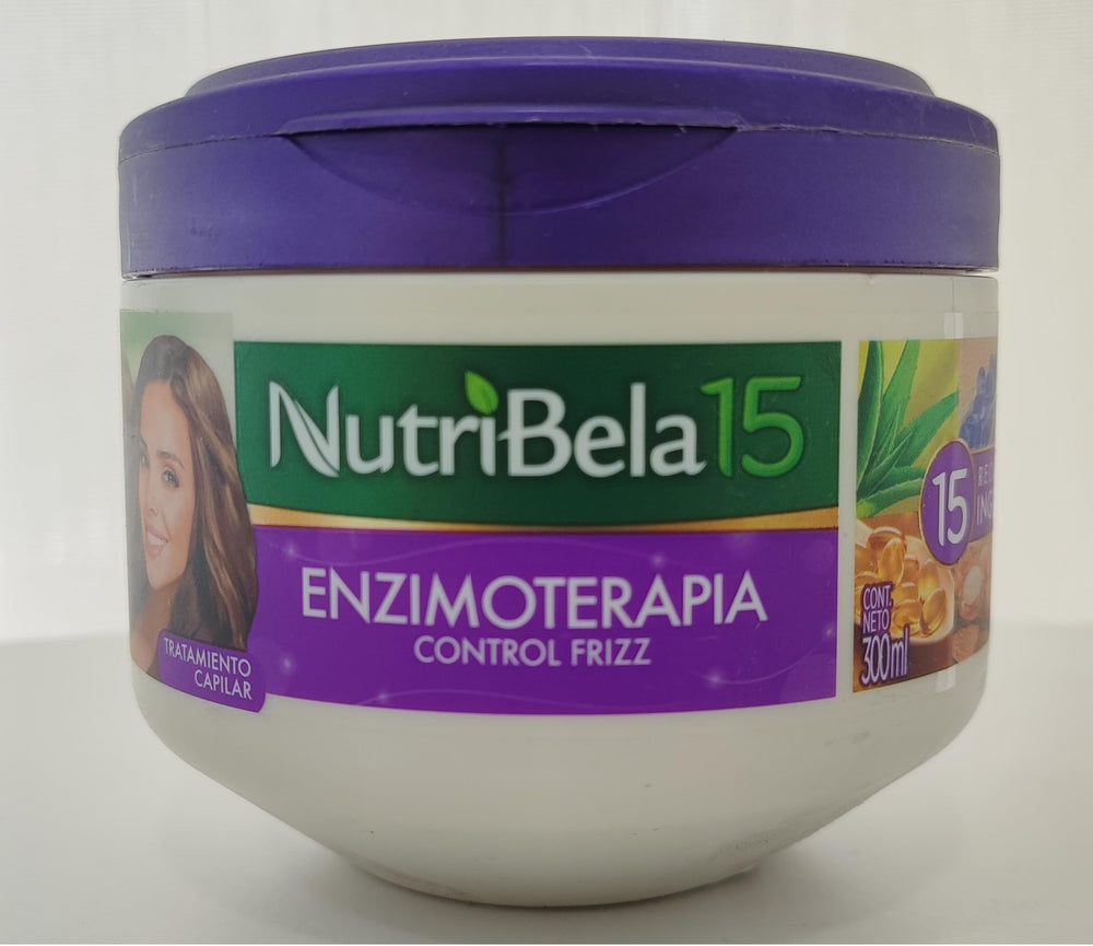 Application sur cheveux humides de milieu à pointes avec Nutribela15.