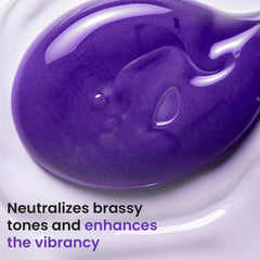 Shampoing Violet Nuva Botanicals – mousse violette enveloppant les cheveux en douceur.