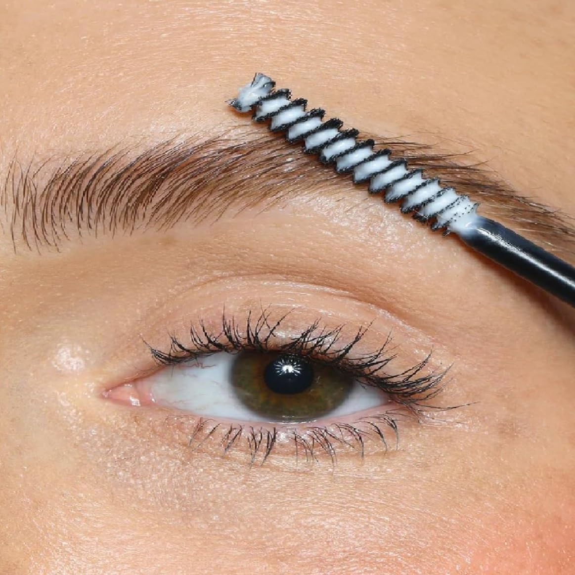 N.V.D R.E.F.Y Sourcils — application précise pour un contour net.