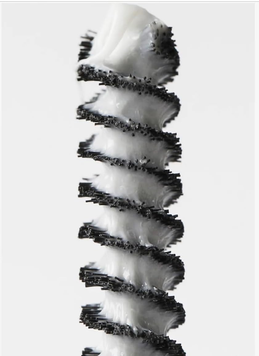 N.V.D R.E.F.Y Sourcils — wax-gel hybride offrant une tenue légère et naturelle.