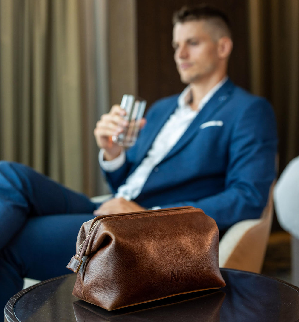 NV Holders design vintage en cuir brun, allure intemporelle pour le voyage.