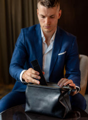 NV Holders trousse cuir noir avec anse métallique pour voyage.