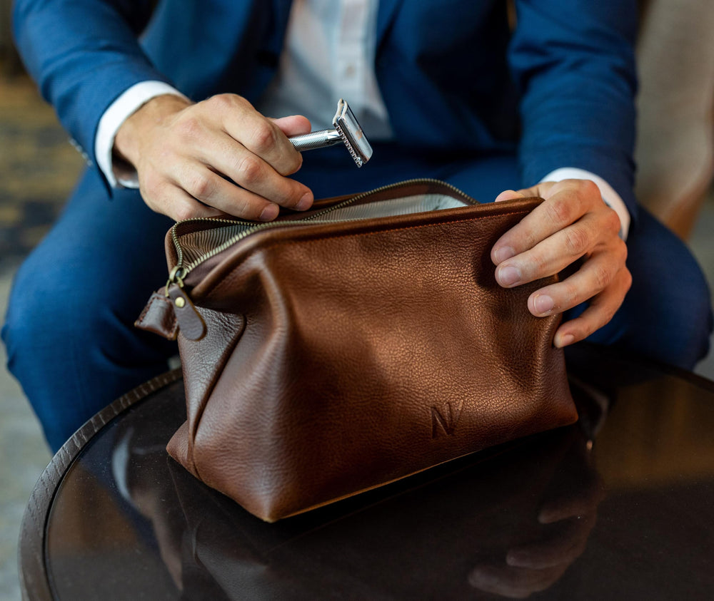 NV Holders coutures renforcées, trousse en cuir, durabilité et tenue de forme.
