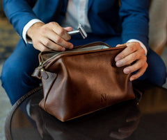 NV Holders coutures renforcées, trousse en cuir, durabilité et tenue de forme.