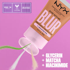 NYX Bare With Me Blur Tint Foundation fini matte sur peau unifiée.