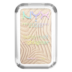 NYX Buttermelt Highlighter sur les joues pour un éclat doux et durable.