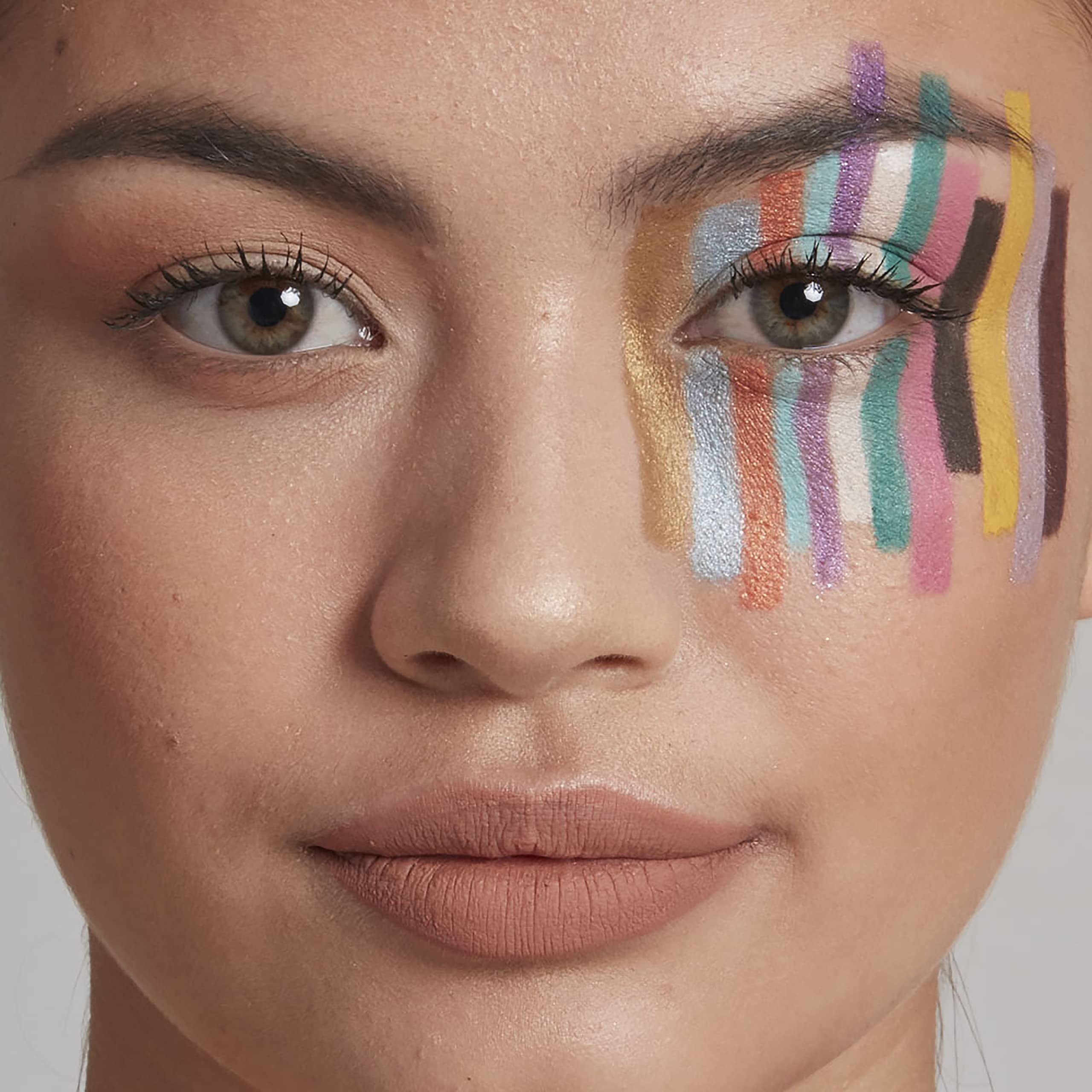Application du crayon sur la paupière avec précision et facilité