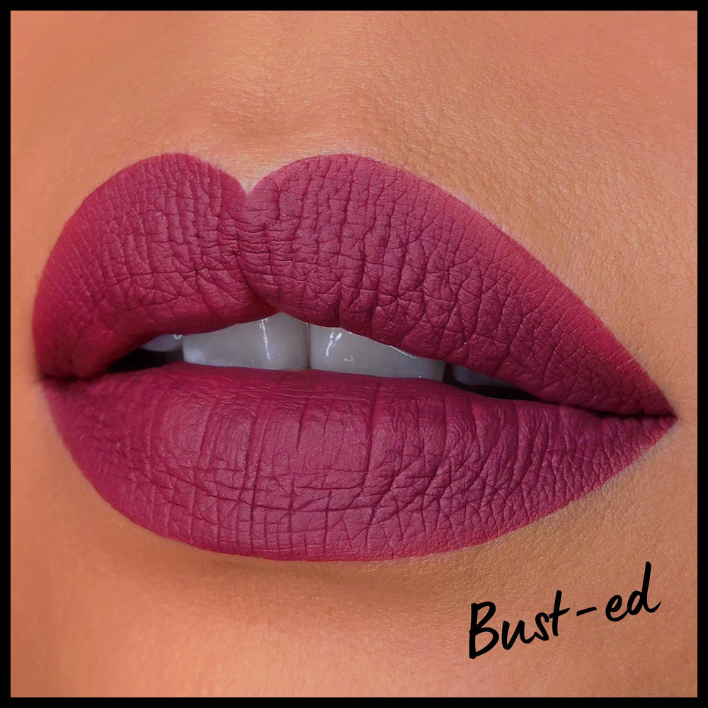 NYX Lip Lingerie XXL Matte, teinte mauve swatchée sur lèvres.