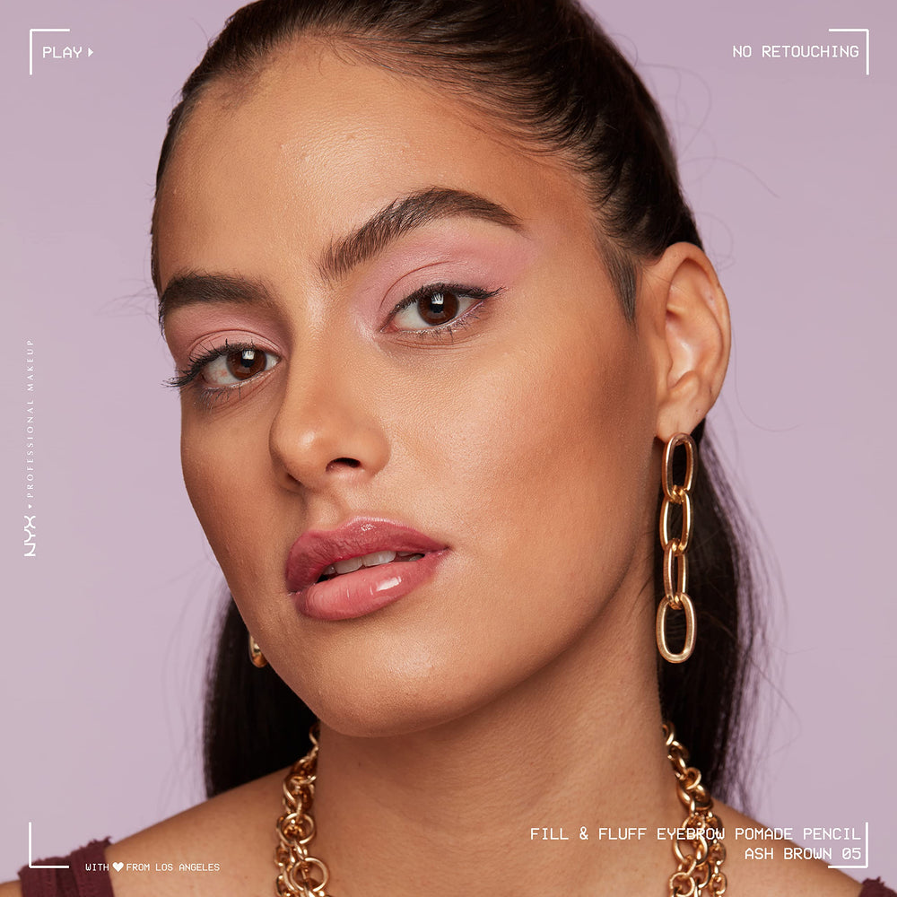 Fill & Fluff: texture cireuse qui glisse et adhère facilement.