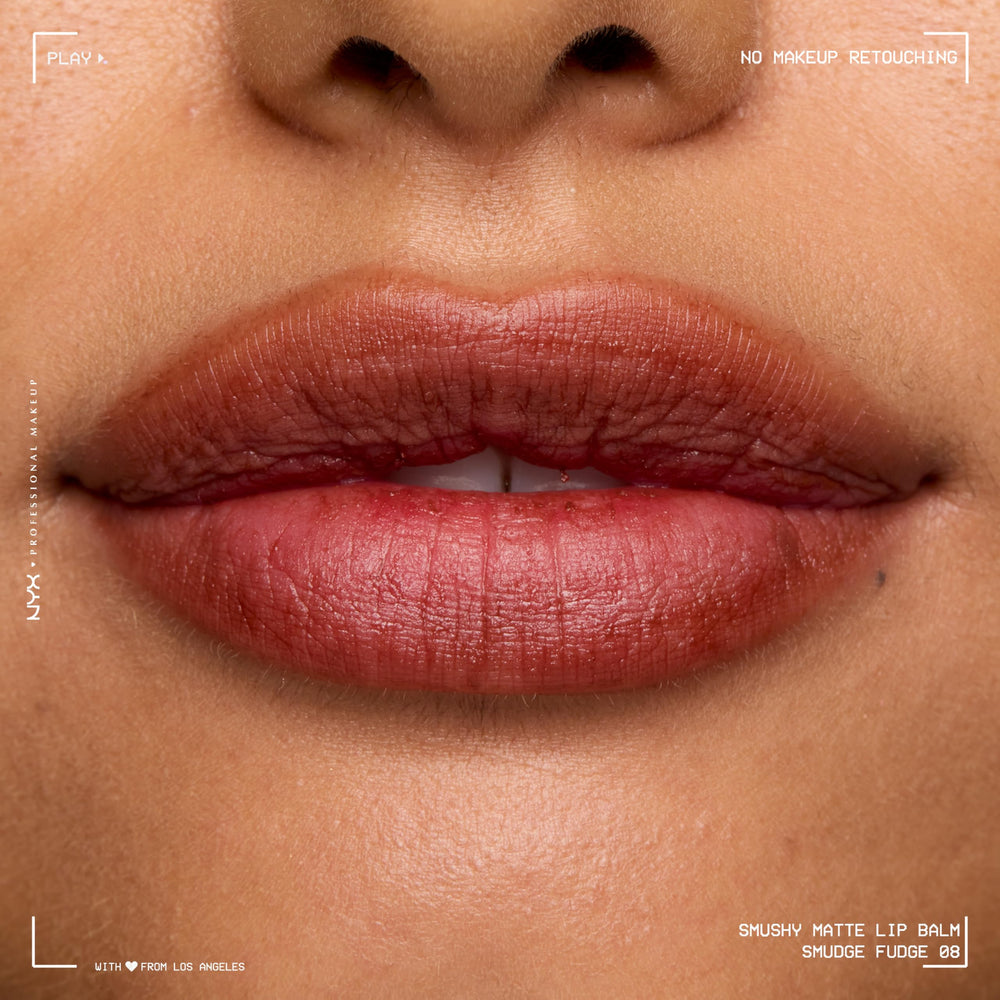 Smushy Matte Lip Balm offre une texture soyeuse et légère pour un confort durable.
