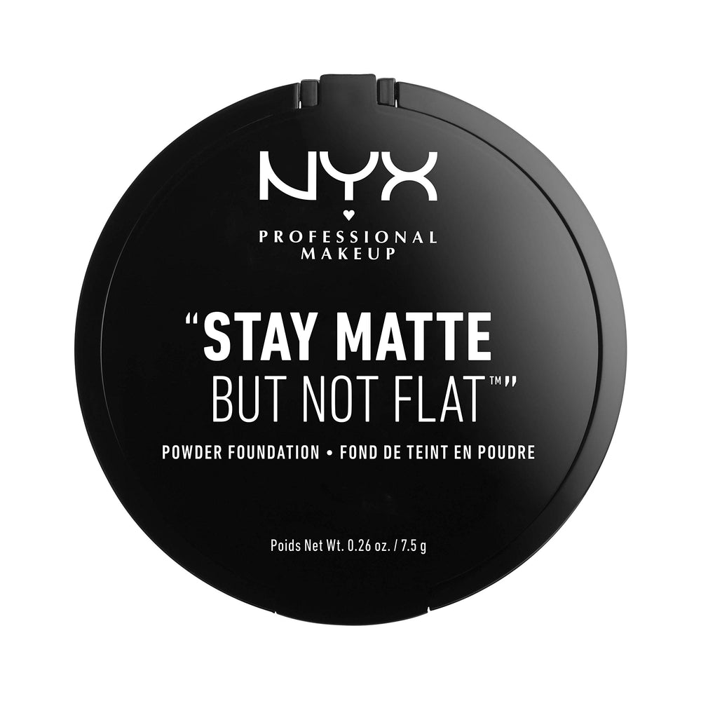 NYX Stay Matte Poudre Fond Beige Doux – application avec éponge pour une couvrance modulable.