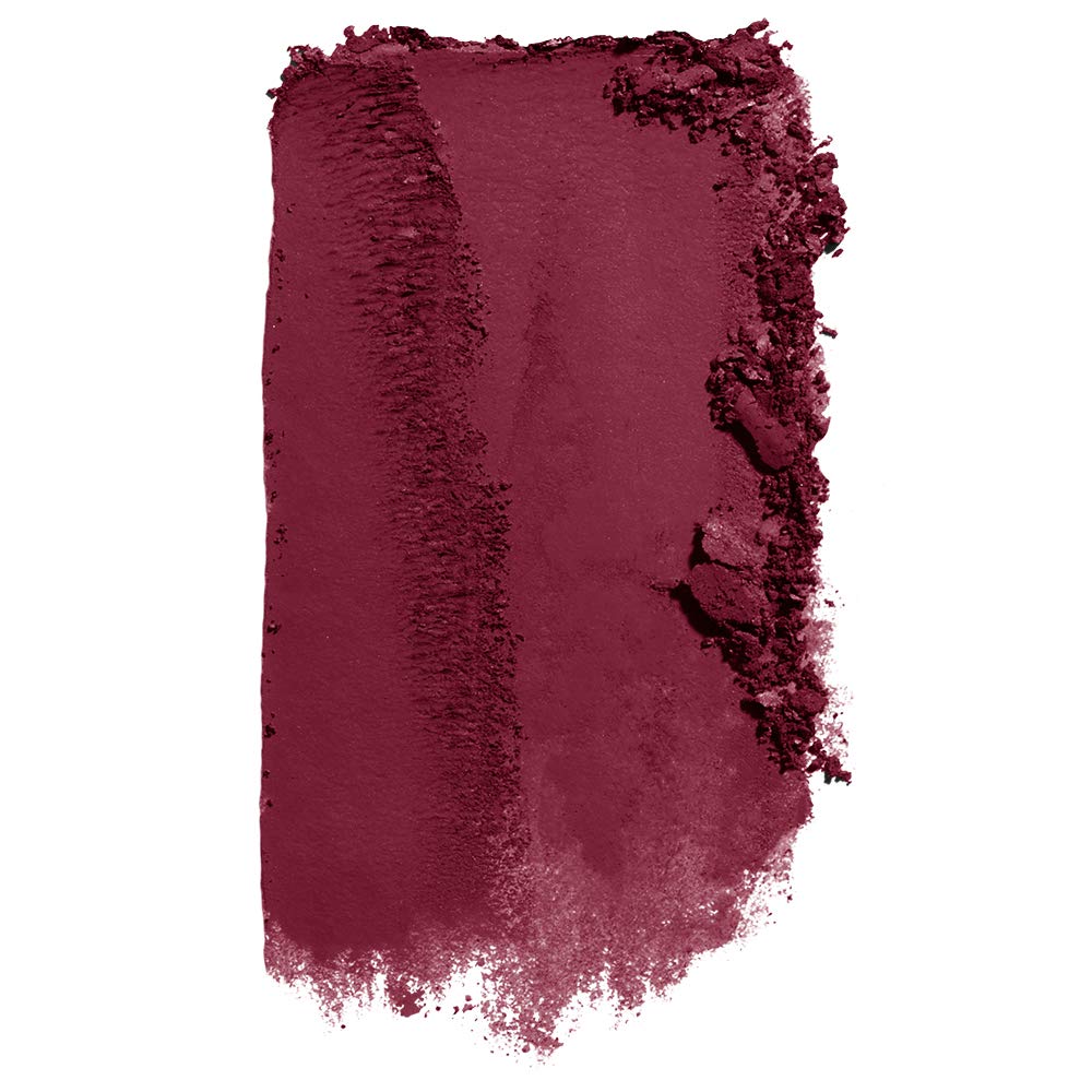 Appliquer le blush sur les joues pour un rendu homogène et durable.