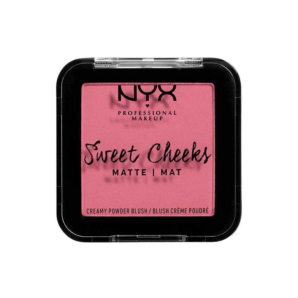 NYX Sweet Cheeks Matte Blush Rose & Play sur les pommettes pour un flush rosé durable.
