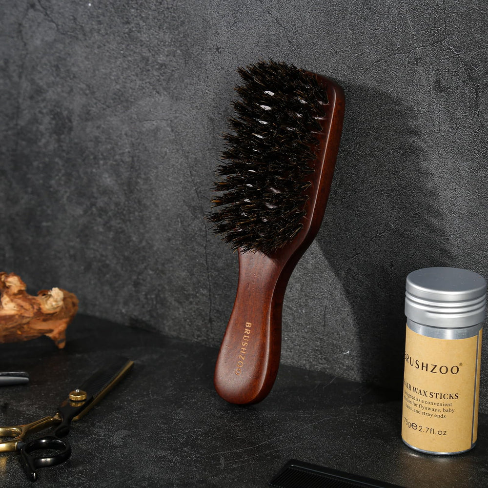 Brosse barbe compacte et légère pour cheveux courts et barbes.