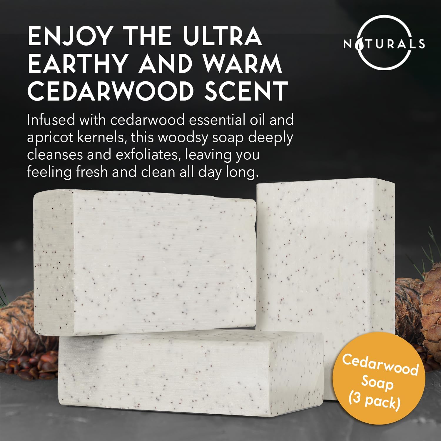 O NATURALS Savon exfoliant au cèdre, barre détaillée avec texture et grains d'abricot.